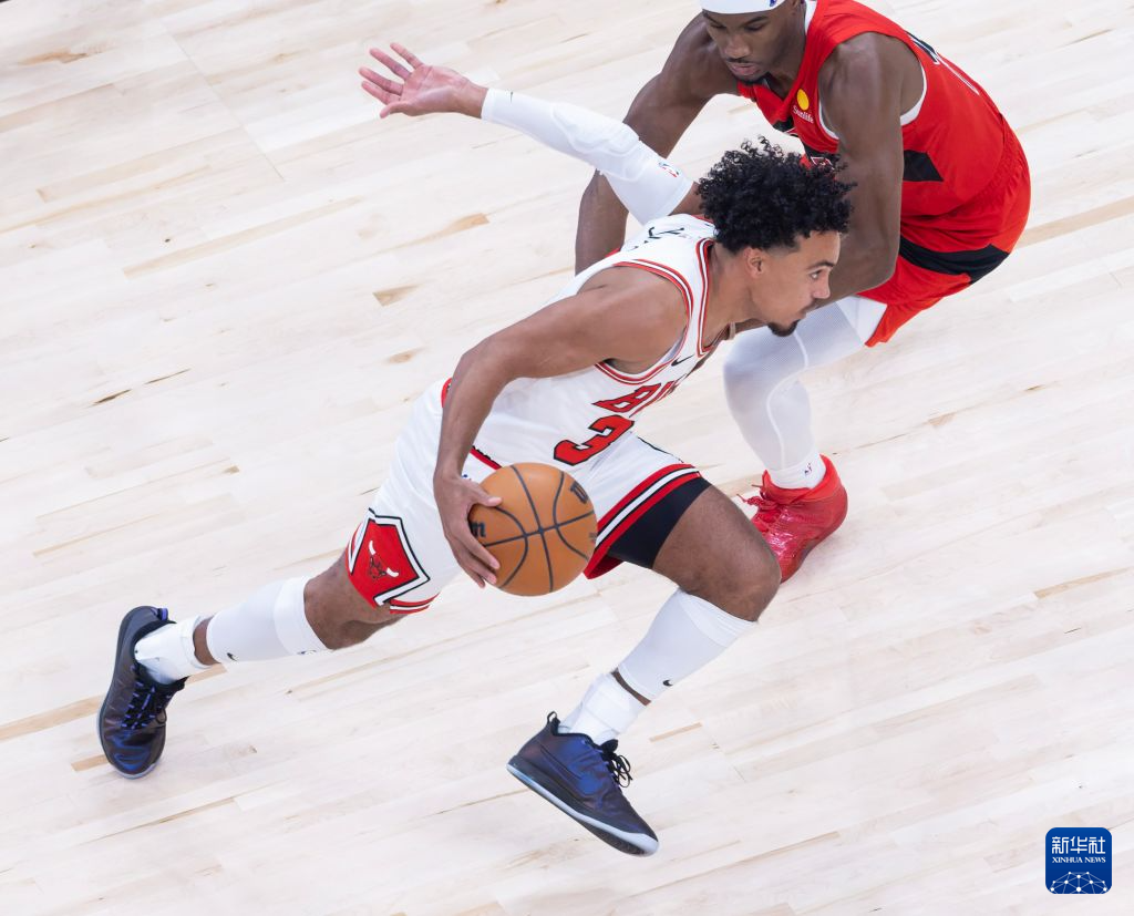 NBA常规赛:猛龙胜公牛